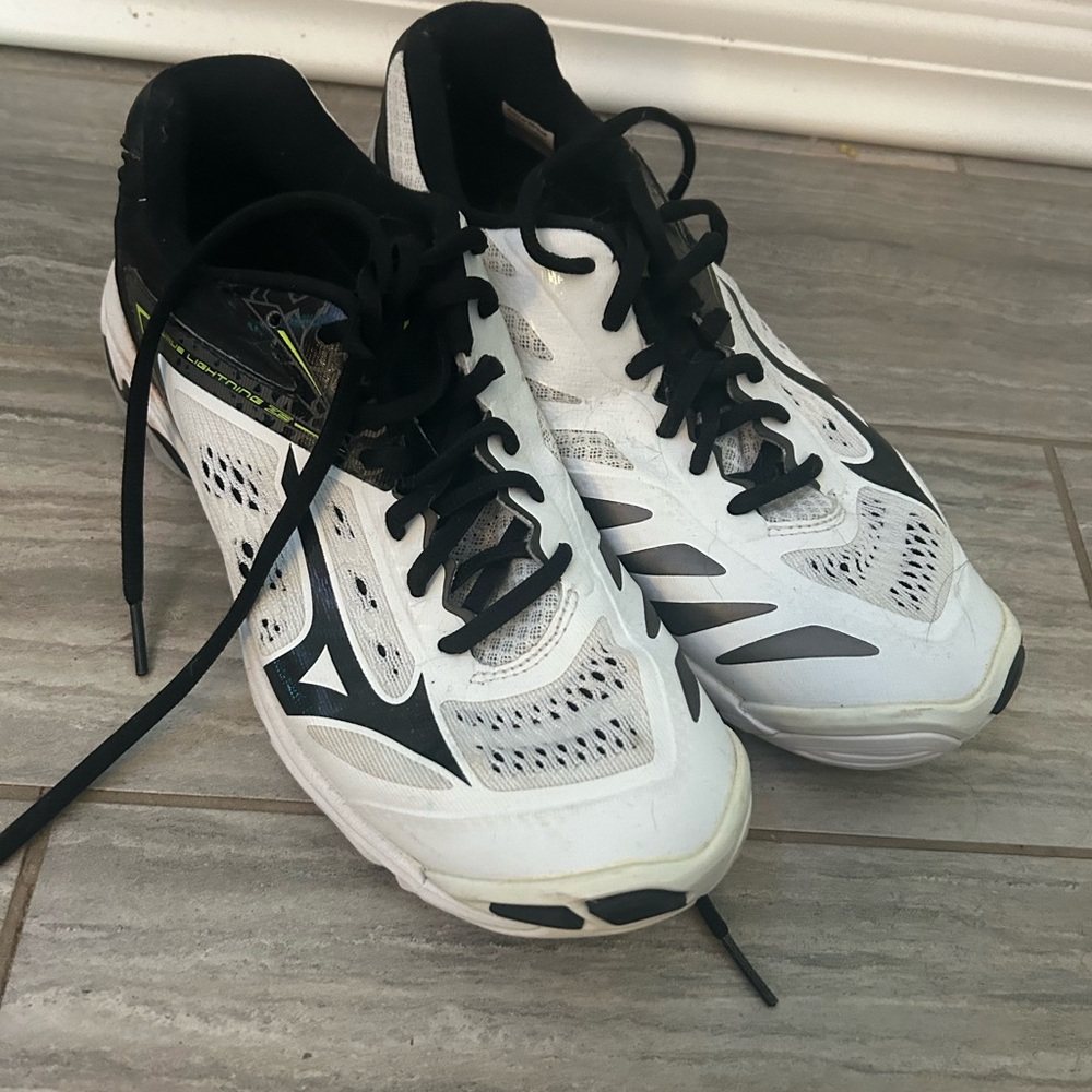 Mizuno Wave Lightning Z5 women’s volleyball shoe
